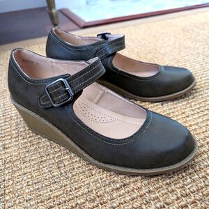 Journee Collection olive green mary-jane wedges, size 9